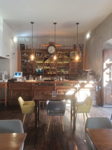 Pourquoi les cavistes sont essentiels pour la sélection de spiritueux dans les bars ?